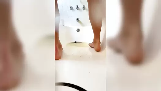 VibeWithMolly - Poop on my feet in tub