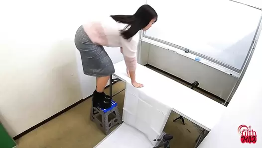 FF-536 03 Top-level shame: women pooping while beeing watched by several people
