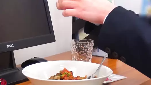 FF-537 05 OL’s pooping agony after eating spicy food