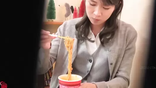 FF-537 02 OL’s pooping agony after eating spicy food