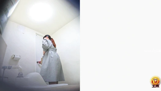 EE-780 05 6 Cameras toilet voyeur: beautiful women pooping.