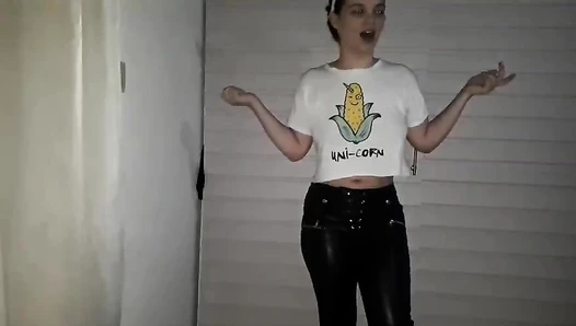 XOBunny - Farts and shit in leather pants