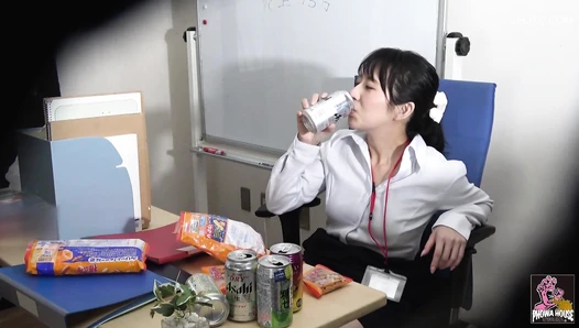 PGFD-099 06 Drunk woman, fingered deep in her throat and vomited violently.