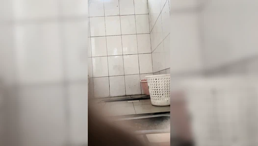 [Handheld toilet shooting 03] Women clapping their hands to secretly film the dry toilet - no door, no partition, full of presence 29V [a room of the original version]