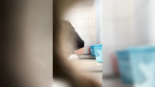 [Handheld toilet shooting 03] Women clapping their hands to secretly film the dry toilet - no door, no partition, full of presence 29V [a room of the original version]