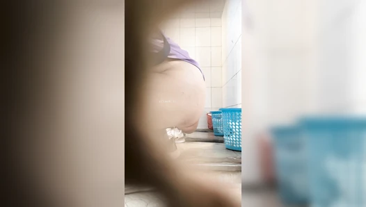 [Handheld toilet shooting 03] Women clapping their hands to secretly film the dry toilet - no door, no partition, full of presence 29V [a room of the original version]