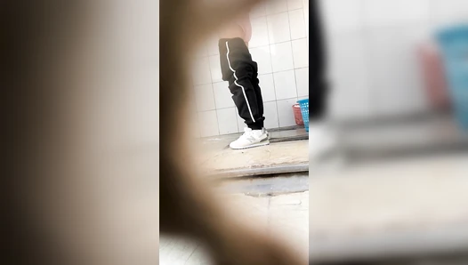 [Handheld toilet shooting 03] Women clapping their hands to secretly film the dry toilet - no door, no partition, full of presence 29V [a room of the original version]