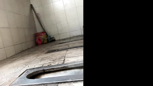 [Handheld toilet shooting 03] Women clapping their hands to secretly film the dry toilet - no door, no partition, full of presence 29V [a room of the original version]