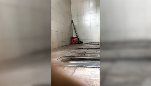 [Handheld toilet shooting 03] Women clapping their hands to secretly film the dry toilet - no door, no partition, full of presence 29V [a room of the original version]