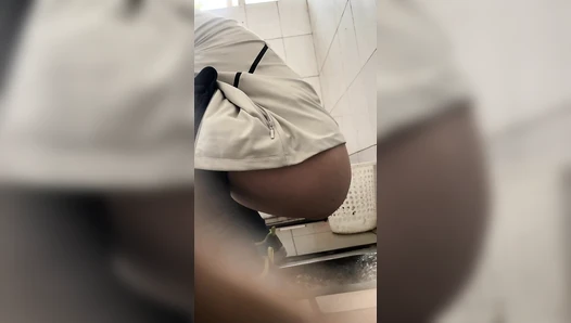 [Handheld toilet shooting 03] Women clapping their hands to secretly film the dry toilet - no door, no partition, full of presence 29V [a room of the original version]