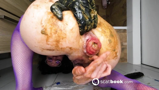 Stacy Bloom - Made long dildo into dirty mess and pee in bowl