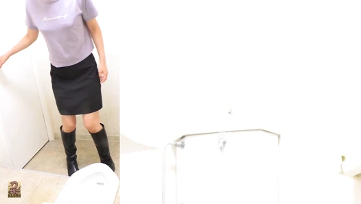 SR097 01 6 Cameras captured women wearing long boots and o-back panties doing farts and poops in the toilet. (Split screen view)
