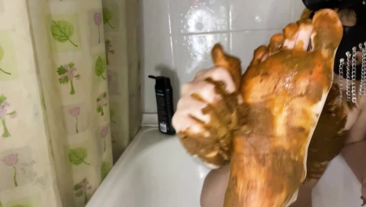 p00girl - I chew on a piece of shit and smear myself in a sexy mask, ass, feet, face all in shit