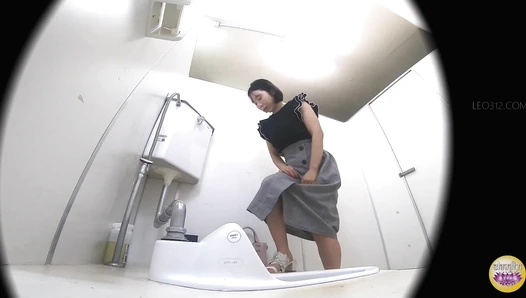 SL-638 02 Hidden camera footage of toilet accidental defecation. An excretion scene that left people confused and anxious.