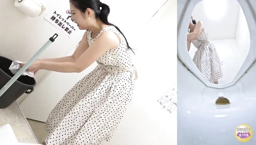SL-638 05 Hidden camera footage of toilet accidental defecation. An excretion scene that left people confused and anxious.