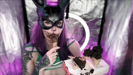 DirtyBetty - Fan with “unusual” ice cream