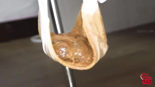 FF-686 04 Girls pantypooping: clear poop accumulating in see-through panties.