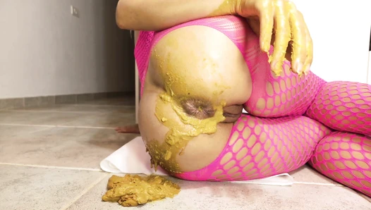 Helena Moeller - Shitting while anal fisting my ass hole