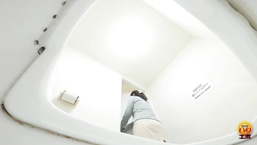 EE-758 02 Company shame: colleagues can hear office lady farting and diarrhea
