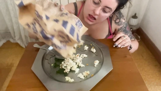 badkithy - Oh my God, I’m so swollen I look pregnant!